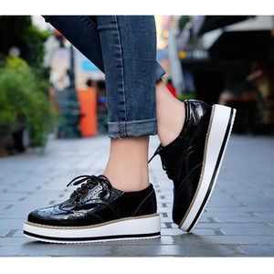 Oxford size 40 (fit more like a 39), patent leather. Like new condition